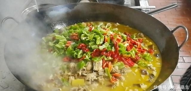  烧鸡|淮扬菜大厨改良员工餐将香菇烧鸡这么做，鲜香微辣，开胃下饭