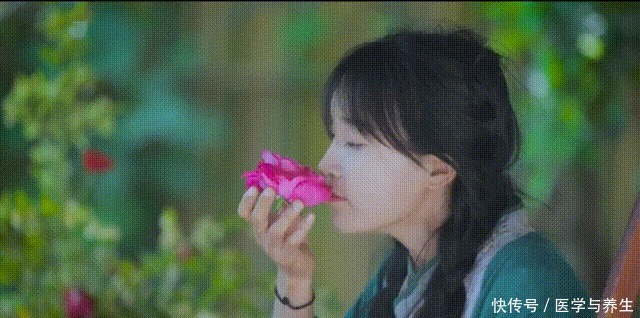 玫瑰花|李子柒又双叒叕“吃花”了,但这次,盛菜的器皿比美食更引人注目