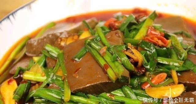  加上|一把韭菜和一块鸭血。如果再加上这一步，鸭血就不会散了