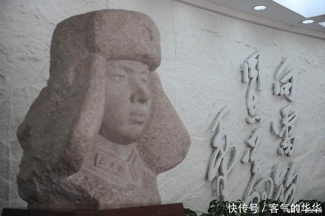 摄像头|老人骑电动车摔倒，如果没有摄像头，这名女子该怎么办？