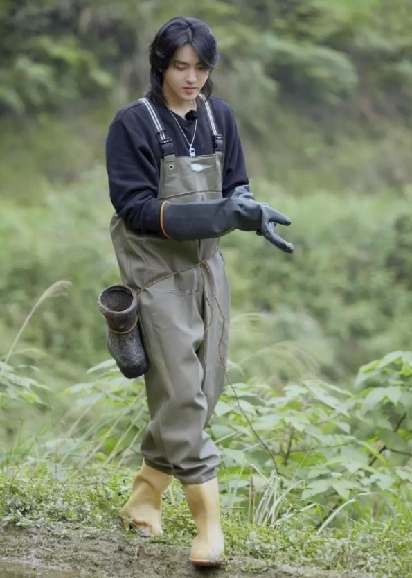 国籍|吴亦凡求生欲很强,上节目征婚介绍自己时,硬是把国籍改成出生地