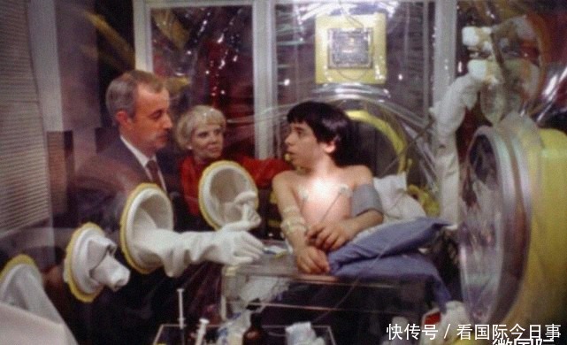 母亲|“泡泡男孩”:一生活在泡泡里,12岁第一次触摸母亲接着便离去