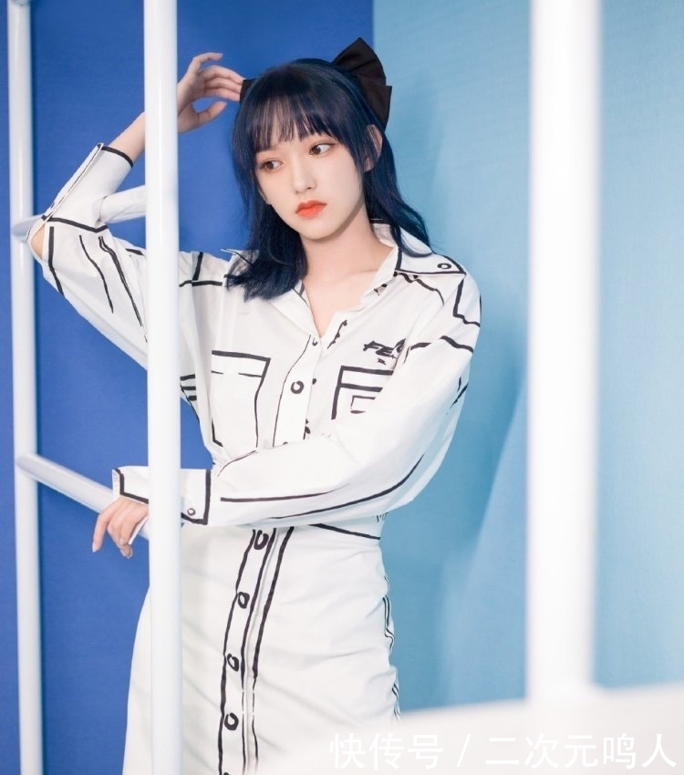 涂鸦|程潇好精致，穿1万9的涂鸦套装裙戴蝴蝶结发卡，比漫画女主还美