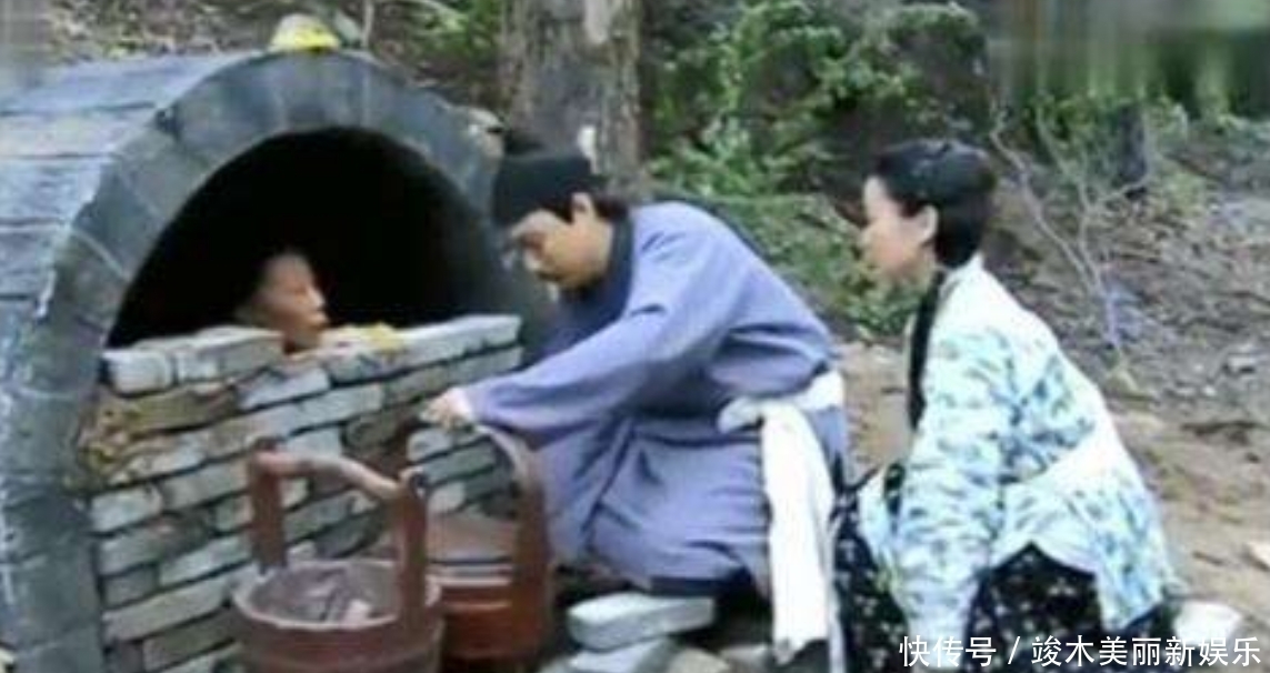 真的|这样的丧葬习俗真的残忍!还活着就送进坟墓,送一次饭加一块砖!