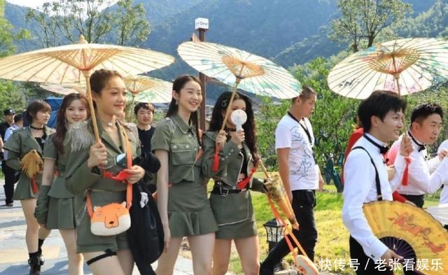 张艺凡|穿短裙蹲地不方便硬糖少女做示范,张艺凡失望,郑乃馨看懵导演