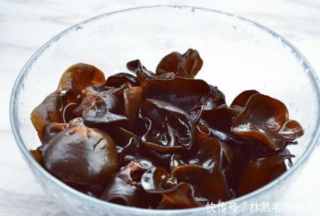  芹菜|三伏天的时令蔬菜，20元一斤有些贵，但值得吃，润肺清热还滋补