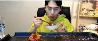 奔驰小哥|大胃王吃58个“炸鸡腿,张开嘴瞬间穿帮了,网友骗三岁小孩吗