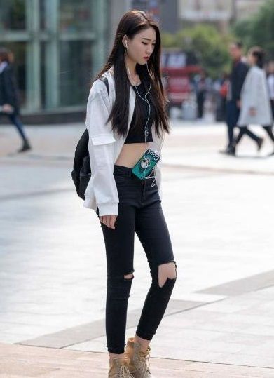 很显|街拍:活泼可爱的小美女,身穿吊带蕾丝裙,很显洋气