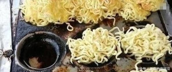 小吃|阿姨把方便面做出新花样，一袋面能卖10元，小学生们抢着吃