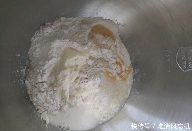  秒杀|「港式酥皮菠萝包」的做法+配方，外皮酥脆，内里松软，秒杀餐厅