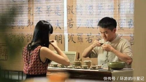 桌子|别人倒茶时, 对方用食指敲三下桌子是什么意思? 别再傻傻不知道!