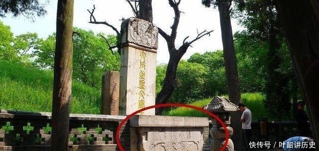 后人|康熙祭拜孔墓, 盯着墓碑久久不跪, 孔子后人遮住一字, 康熙才跪下