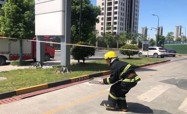  现场|烈日高温下，今早杭城一加油站内突发惊险一幕！