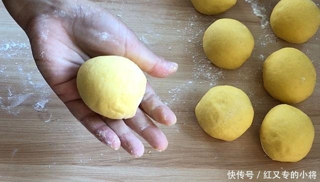 牛奶|花生馅儿的南瓜面包,松软香甜,步骤简单,配一杯牛奶可当早餐