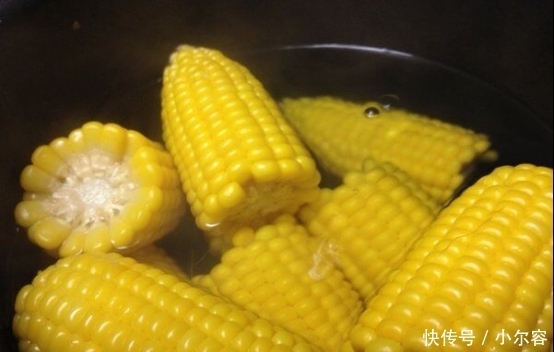  下锅|做水煮玉米，不要直接下锅！多加这一步，玉米鲜嫩多汁更香甜