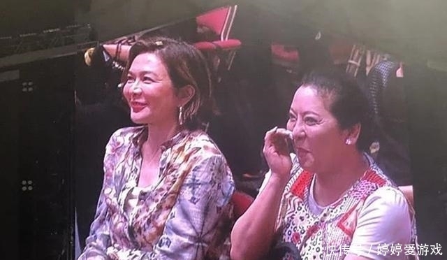 馒头|关之琳后台未修图曝光,油光满面肿得像馒头,劣质化妆品用多了?