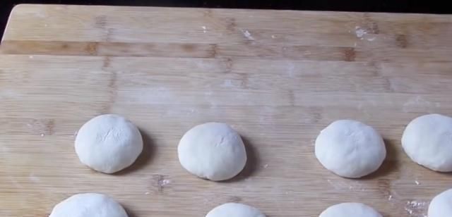 高筋面粉|面包新做法,只要面里加4个鸡蛋,不用和面不揉面,好吃又简单