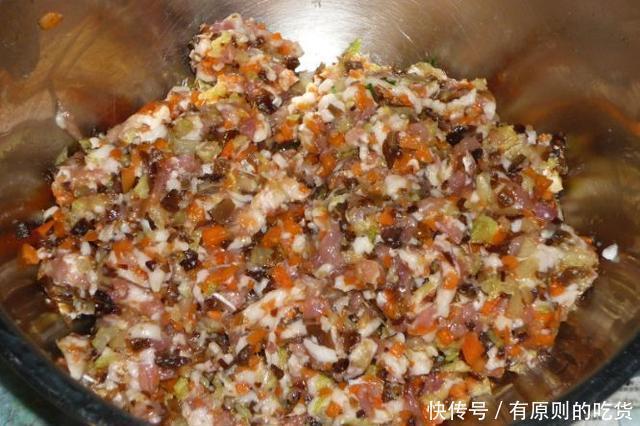  搅拌在一起|饺子馆老板说漏嘴饺子馅里加“一勺它”，鲜嫩多汁，回回不够吃