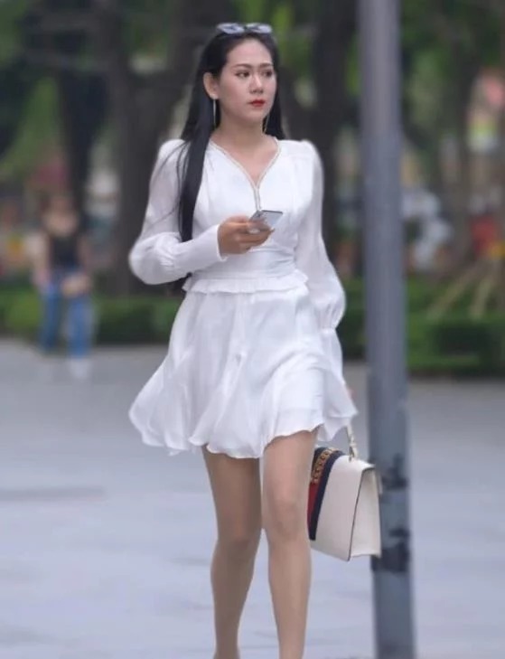 热裤|街拍：身材高挑的小姐姐，条纹上衣配牛仔热裤，青春活力气息