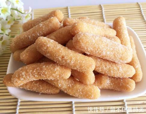 江米|江米条，要炸至江米条表面定型，再用筷子适当翻动