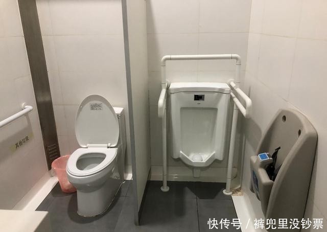  小区|同是小区公厕，有的舒心有的糟心，差距咋就那么大？