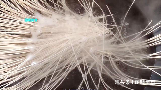  好吃|懒人面条新吃法，比蒸的好吃，比炒的简单，快速出锅，全家都爱吃
