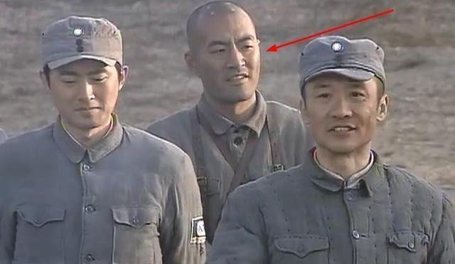 魏和尚|亮剑和尚被“禁食猪肉”,老版一脸馋相,你看新版的他在干嘛