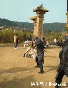 汉堡|搞笑GIF:精致女孩是这样吃汉堡的?