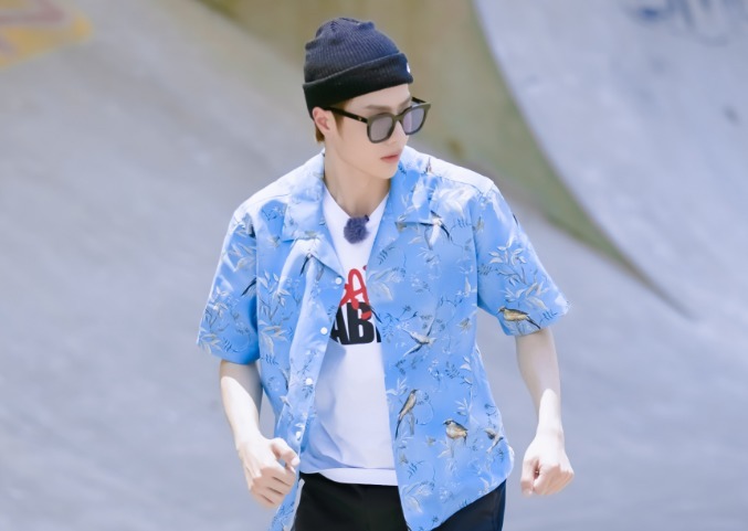 主动|王一博撒娇砍价,为买披萨主动卖萌比心,独吞芝士过分可爱