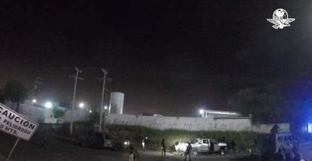 军警|毒贩俘虏遭就地处决!墨军警铁腕手段惹争议,现场画面很血腥