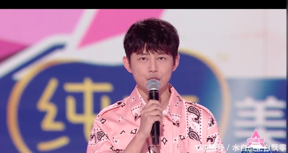  独自|姜贞羽秒登热搜第一！台下独自一个人观看成员跳舞，背影落寞引人心疼