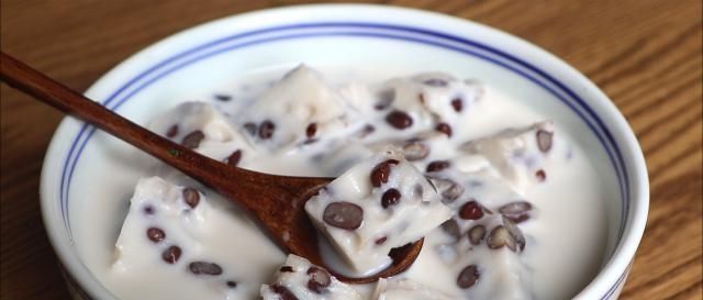 牛奶|牛奶别直接喝了,加红豆这样做,益气补血又解暑,一口一个超舒服