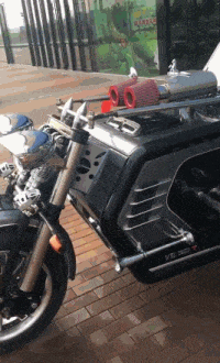 老板|搞笑GIF:老板,咱们这里有一个员工正在使用外挂,要不要把他辞退了