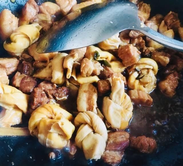 红烧肉|一口一块的百叶结红烧肉,最爱那肥而不腻