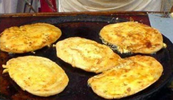 眼看|早餐店眼看就要开不下去,老板灵光一闪,烙饼不用锅,生意火爆