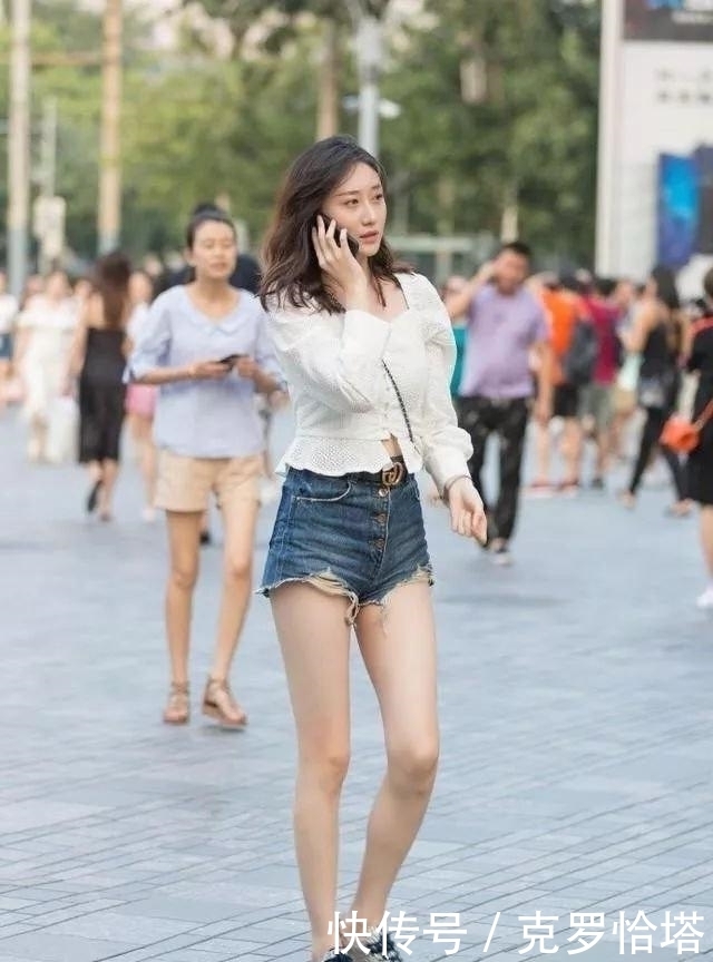 感觉|路人街拍，靓女白色上衣搭配牛仔热裤，整个人看起来高挑迷人