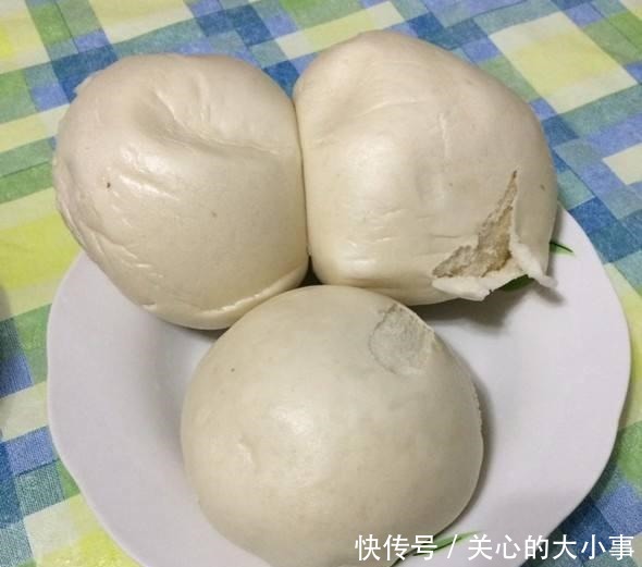 蒸馒头的时|做馒头时,有人用碱有人用苏打,大厨说出真相,加它才是最好吃的
