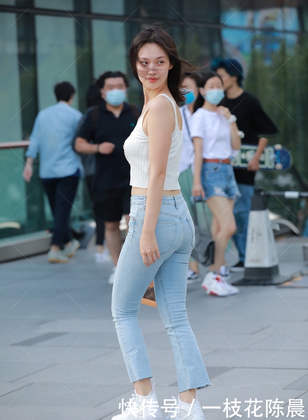 身材|感受初秋的气息,穿牛仔裤搭配短款背心,休闲减龄还显身材