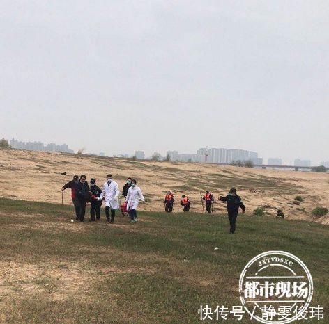  被迫|崩溃女子惨遭一群狗围攻，被迫逃入江中伤口触目惊心