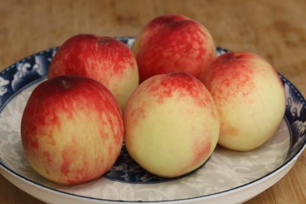 小窍门|买桃子就挑“公”的买,老果农教你4个挑选小窍门,一挑一个准!