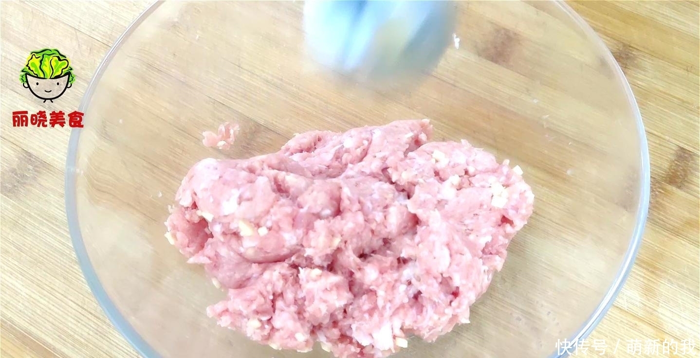 做法|青椒别再炒着吃了,教你好吃做法,不炒也不炸,出锅真的太香了