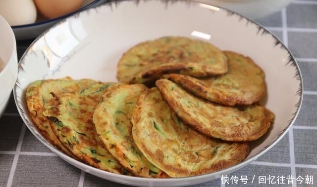 简单|吃早餐换个新花样,1根胡萝卜1根黄瓜,轻松做早餐饼,太好吃了