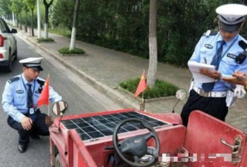 大叔|农村大叔打造“太阳能汽车”，刚上路就交警拦下，动手能力太强了