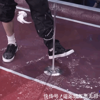 王一博|节目里摔椅子、抛滑板……王一博A爆之后的下一秒……才是神反应啊!