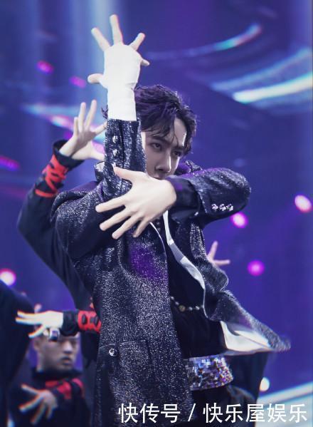 衣服|王一博818晚会后又录《街舞》,衣服皱伤口仍明显,助理打伞妖娆