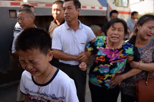 年轻|年轻女子衣着整齐，躺在床上盖着被子身亡，老板报案却被怀疑