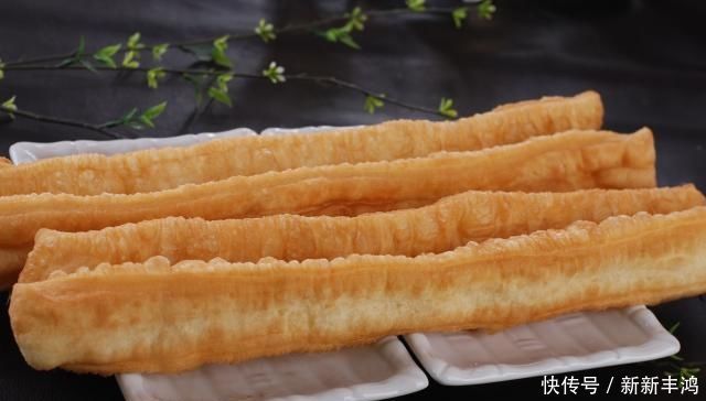 面粉|怎样能炸出美味的油条大厨透漏,学会3步,有面粉就能炸出油条