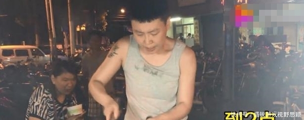 炒饭|30小姐姐打扮成小伙子,深夜路边卖7元一份的炒饭,一晚能卖出200份