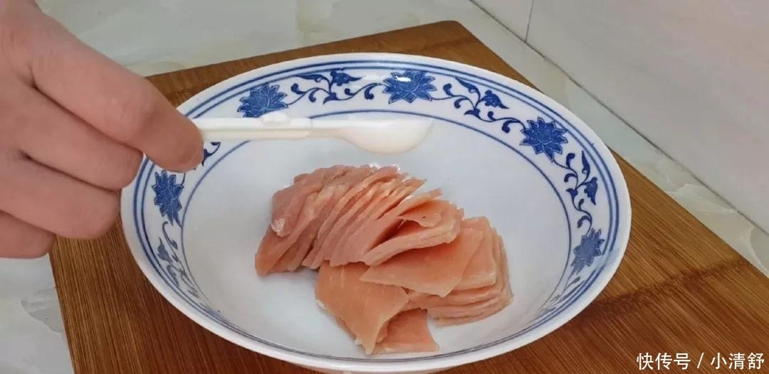 比水|1颗白菜,1块猪肉,教你简单一做,比水煮肉片都好吃,越吃越过瘾