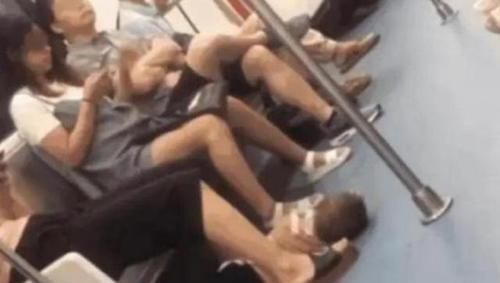 报警|地铁上，男孩躺在地上一动不动，看到孩子的手，乘客立马报警